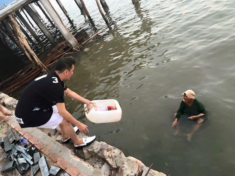 Hành động bất ngờ của Mr Đàm với 'bà ngoại ngâm mình mò ốc' ảnh 3