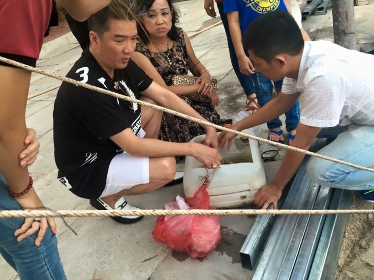 Hành động bất ngờ của Mr Đàm với 'bà ngoại ngâm mình mò ốc' ảnh 4