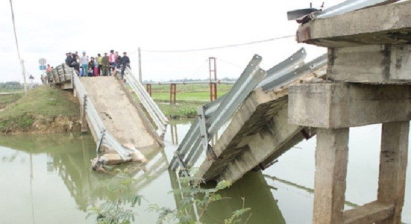 Xà lan đâm sập hoàn toàn cầu Cơn Độ lúc sáng sớm ảnh 1