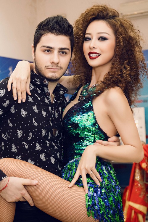 Jennifer Phạm tạo dáng 'khó đỡ' bên bạn nhảy ở Bước nhảy hoàn vũ ảnh 2