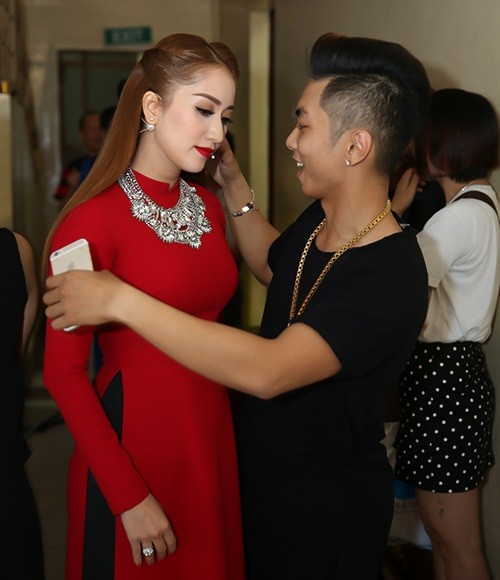 Jennifer Phạm tạo dáng 'khó đỡ' bên bạn nhảy ở Bước nhảy hoàn vũ ảnh 3