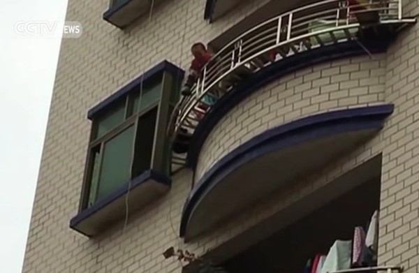 Thót tim khoảnh khắc 'hứng' em bé rơi từ tầng 5 [VIDEO] ảnh 1