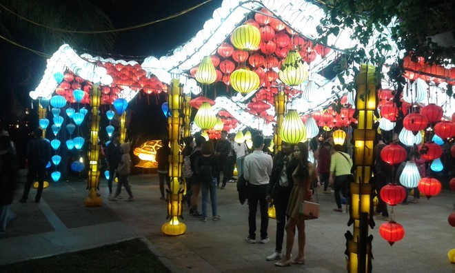 Hàng ngàn du khách đổ về Liên hoan ẩm thực quốc tế Hội An 2016 ảnh 1