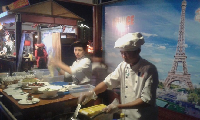 Hàng ngàn du khách đổ về Liên hoan ẩm thực quốc tế Hội An 2016 ảnh 3