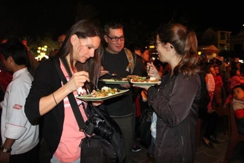 Hàng ngàn du khách đổ về Liên hoan ẩm thực quốc tế Hội An 2016 ảnh 4