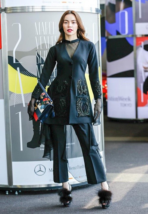 Sau tình ái lại bất ngờ với gu thời trang 'chơi trội' của Hà Hồ ảnh 4