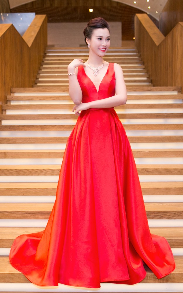 Á hậu Hoàng Oanh trễ nải vòng một, khoe khéo trang sức hàng hiệu ảnh 2