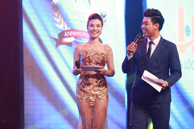 Á hậu Hoàng Oanh trễ nải vòng một, khoe khéo trang sức hàng hiệu ảnh 8