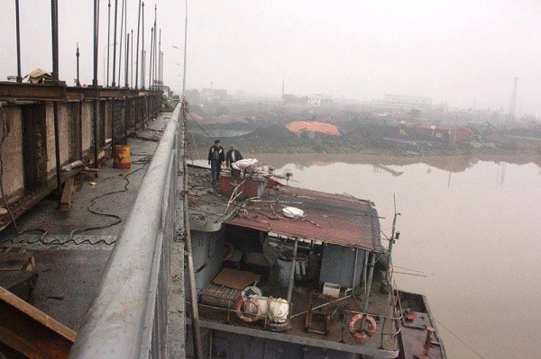 Đã tháo dỡ thành công tàu Thành Luân 28 ra khỏi cầu An Thái ảnh 1