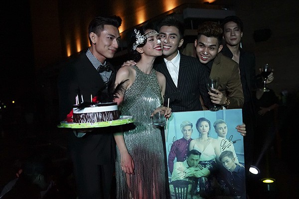 Ngô Thanh Vân sexy với váy tua rua, 'quậy tưng' tiệc sinh nhật ảnh 2