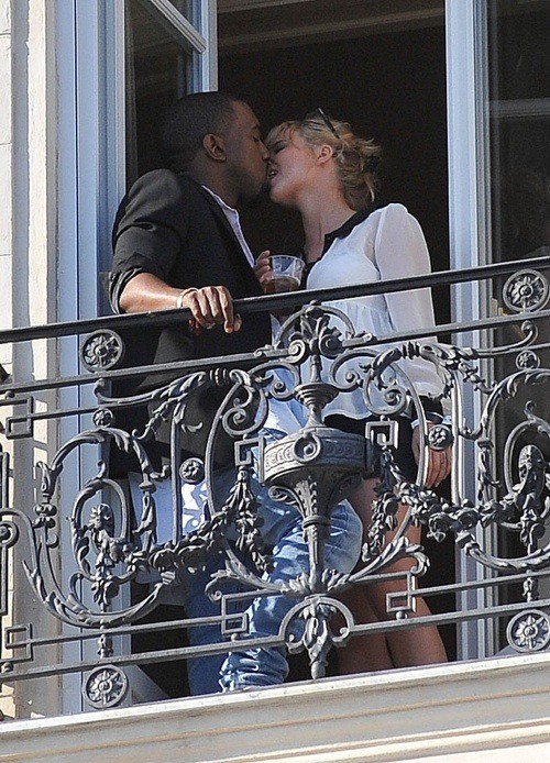 Phản cảm nữ cảnh sát bị bắt gặp ‘mây mưa’ ngoài ban công ảnh 1