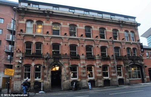 Phản cảm nữ cảnh sát bị bắt gặp ‘mây mưa’ ngoài ban công ảnh 2