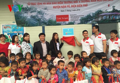 Cô trò “chui vào túi nilon” đến trường có thêm trường lớp đẹp ảnh 1