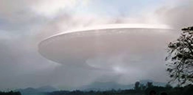 Xuất hiện đám mây hình đĩa bay trước chùa Thiên Mụ? ảnh 1