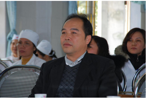 Điều dưỡng ngồi chơi điện thoại mặc bệnh nhân xếp hàng 4 tiếng ảnh 2