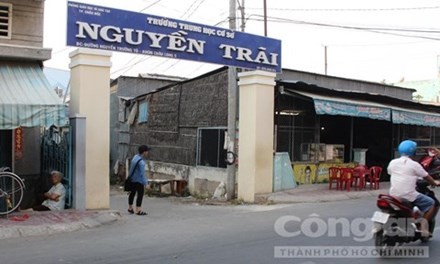 Thầy giáo bị kỷ luật vì luồn tay qua nách chỉ bài học sinh ảnh 1