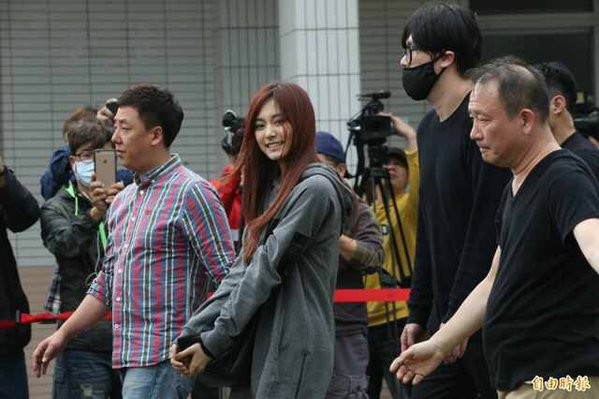 35 cảnh sát hộ tống một sao Hàn thi tốt nghiệp cấp hai ảnh 1