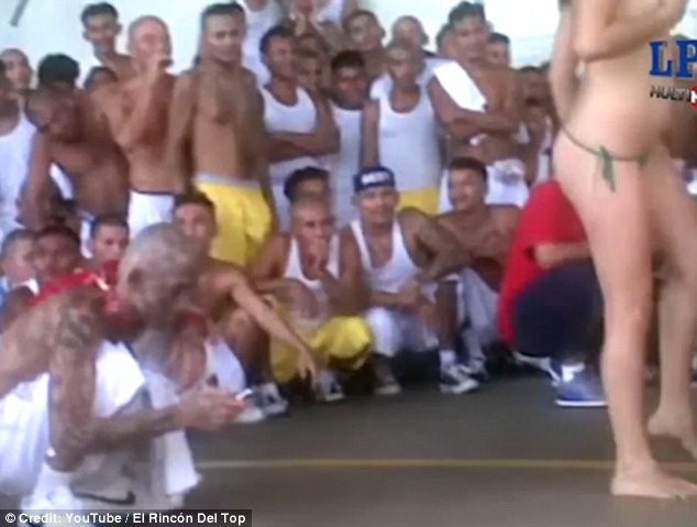 Lộ video vũ nữ thoát y nhảy múa bên trong nhà tù ảnh 1