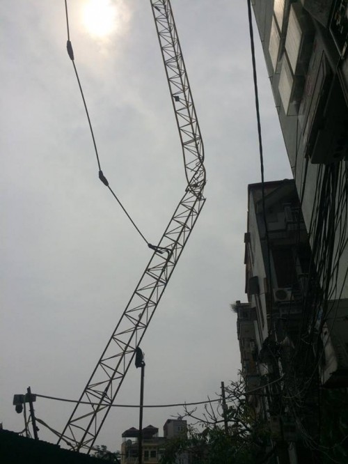 Hiện trường kinh hoàng vụ cần cẩu 50m gãy sát nhà dân ở Hà Nội ảnh 3
