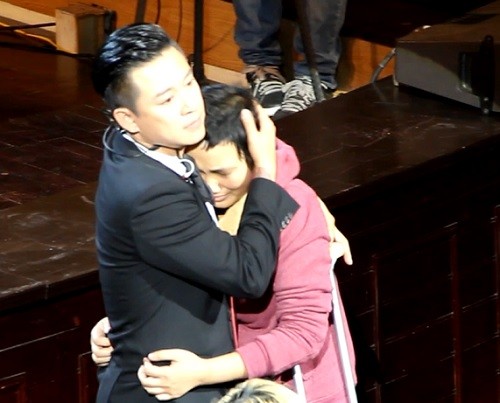 Xem màn đấu giá bức chân dung ca sĩ Tuấn Hưng 175 triệu đồng ảnh 6