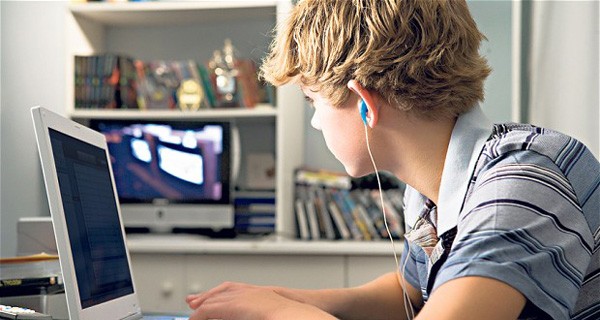 ‘Gửi con trai, đây là những điều bố muốn con biết về… phim đen’ ảnh 1