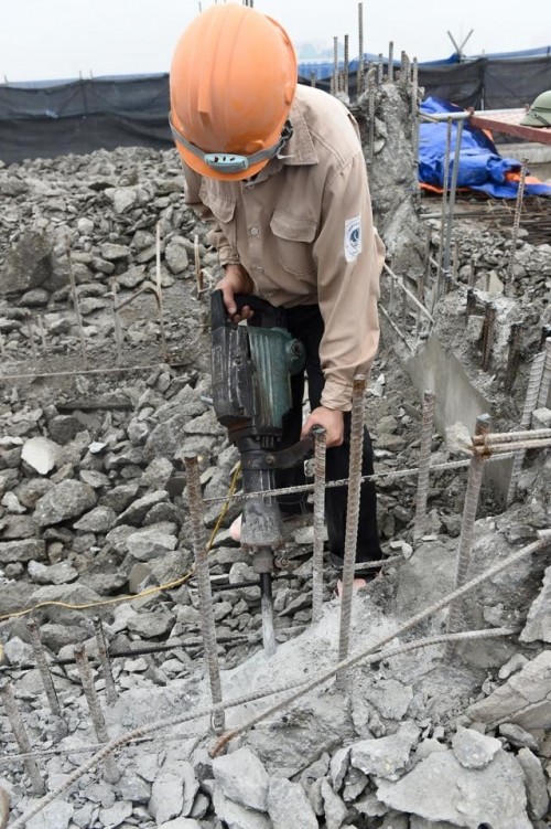 Toàn cảnh cưỡng chế dỡ phần vi phạm ở tòa nhà 8B Lê Trực ảnh 4