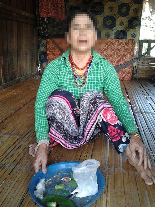 Cả nhà bị xa lánh vì con gái đẹp có tiếng tự tử để giữ chồng ảnh 2