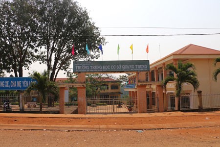 Thiếu tá CA vác súng vào trường đánh học sinh và bảo vệ ảnh 2