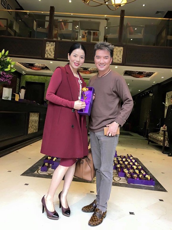 'Sáng mắt' với 200 bông hồng bằng vàng Mr Đàm dành tặng fan 8/3 ảnh 4