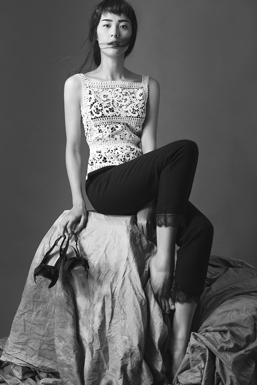 Hạ Vi 'táo bạo' khoe vòng một gợi cảm khi Cường Đô la bên Hà Hồ ảnh 10