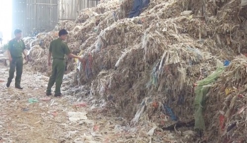 Phát hiện hơn 400 tấn rác thải chưa xử lý giấu trong nhà máy ảnh 1