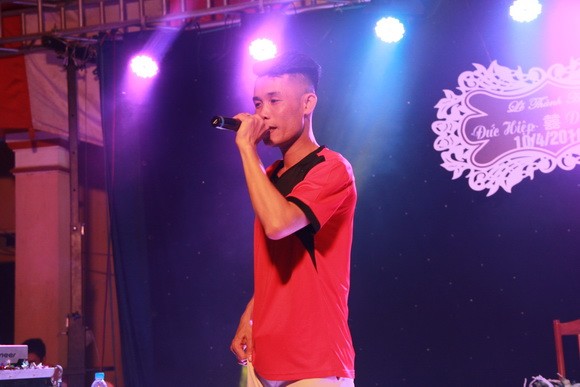 Hiệp Gà cưới vợ 3, cả ngàn người 'đổ bộ' đến xem văn nghệ ảnh 2