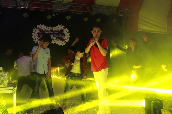 Hiệp Gà cưới vợ 3, cả ngàn người 'đổ bộ' đến xem văn nghệ ảnh 7