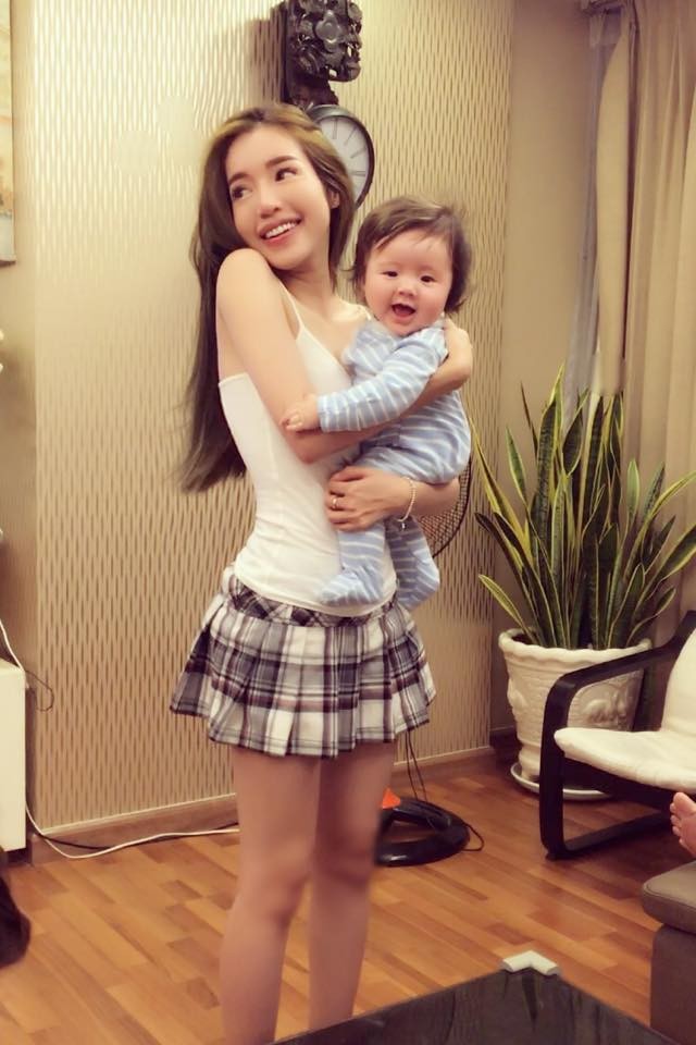 Hotgirl ngực khủng Elly Trần gây sốt với chiến lược bà mẹ bỉm sữa ảnh 4