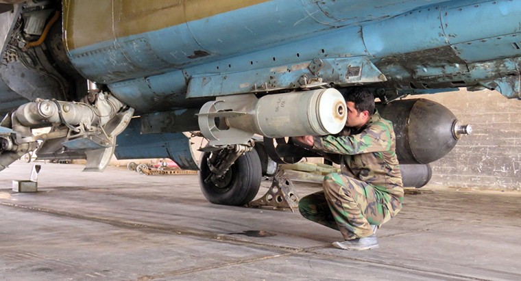 Máy bay Nga, Syria không kích mục tiêu tiếp vận của IS gần Raqqa ảnh 1