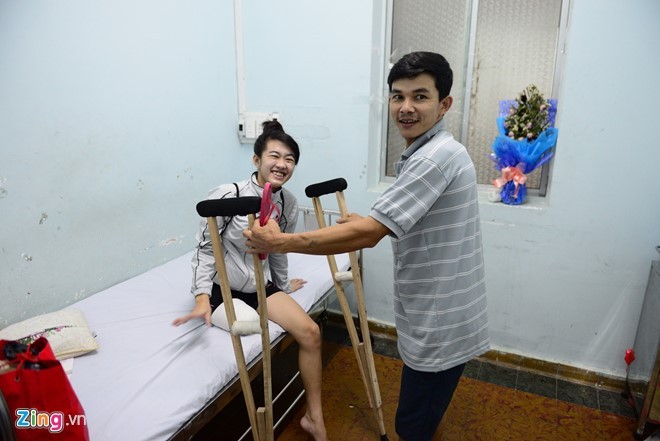 Nữ sinh bị cưa chân rạng rỡ ngày xuất viện về nhà ảnh 1