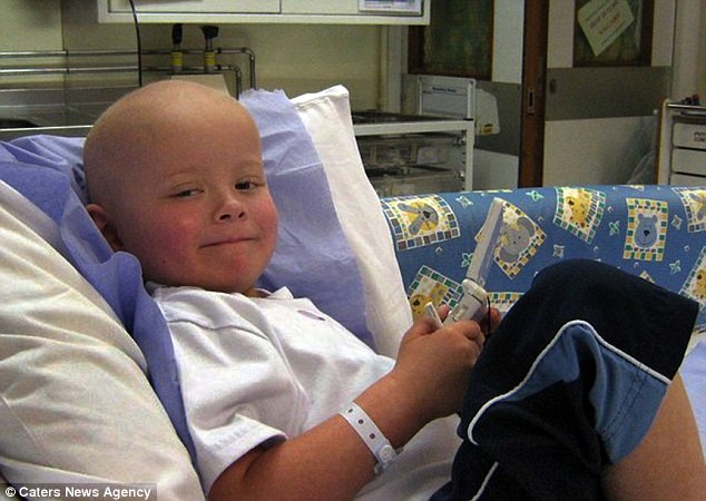 Cậu bé chỉ ăn bánh mì tỏi suốt 8 năm sau khi chữa khỏi ung thư ảnh 1