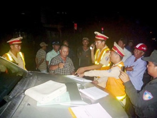 Đánh võng, ép xe cảnh sát giao thông trong đêm ảnh 1