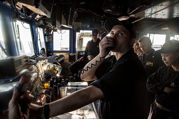 Cuộc chạm trán hài hước giữa tàu chiến Mỹ và TQ ở Biển Đông ảnh 2