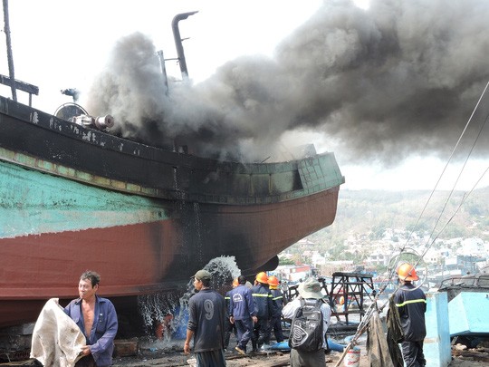 Tàu cá chứa 8.000 lít dầu bốc cháy dữ dội sau tiếng nổ ảnh 2