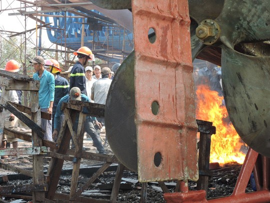 Tàu cá chứa 8.000 lít dầu bốc cháy dữ dội sau tiếng nổ ảnh 3