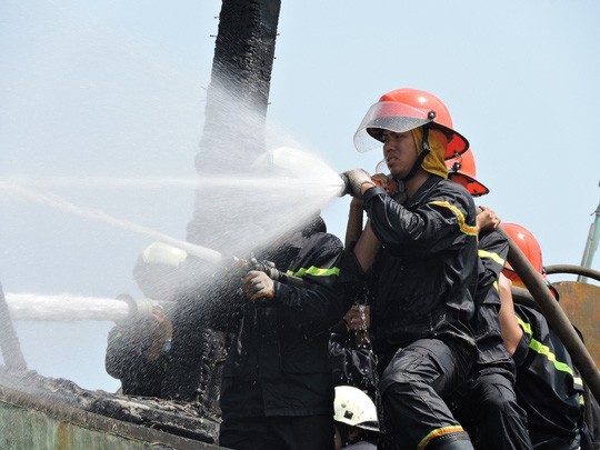 Tàu cá chứa 8.000 lít dầu bốc cháy dữ dội sau tiếng nổ ảnh 4