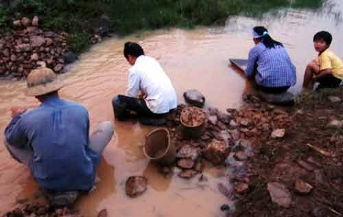 Những đồng bào lơ ngơ trên phố: Đồng bào ly nông, đi về đâu? ảnh 1