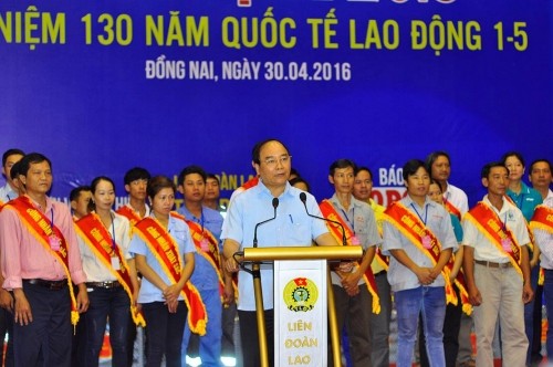 Thủ tướng ngồi ghế công nhân nói chuyện với người lao động ảnh 2