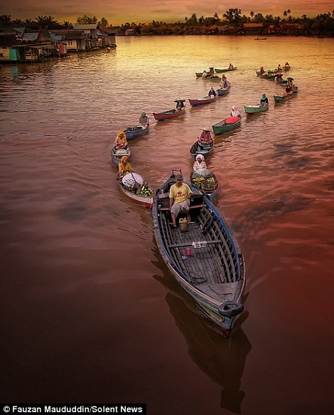 Cuộc sống thường ngày ở chợ nổi Indonesia ảnh 2