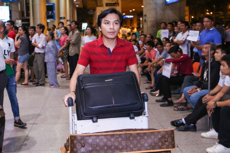 Fan nồng nhiệt đón Mạnh Quỳnh, Hương Thủy về nước làm liveshow ảnh 3