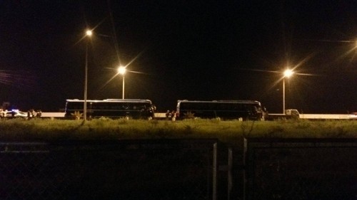 Phản đối tăng phí, xe khách chắn ngang cao tốc Hà Nội-Hải Phòng ảnh 1