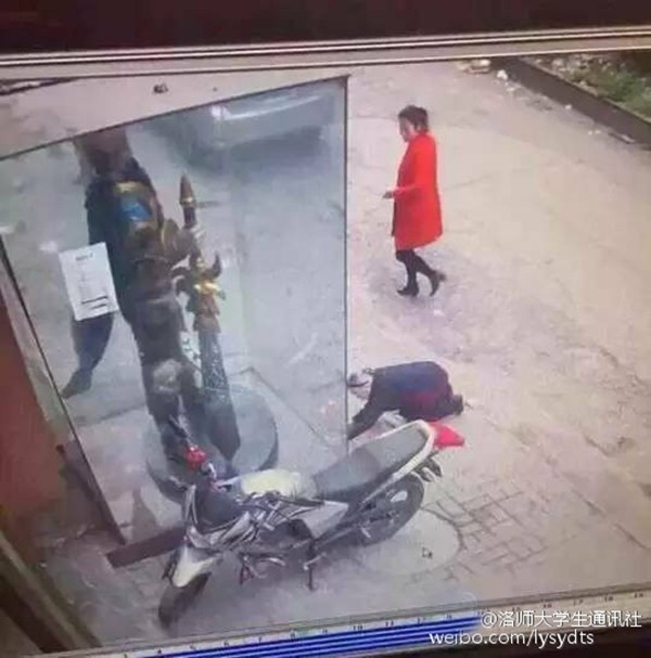 Cụ bà quỳ lạy trước nhân vật game vì tưởng là thần ảnh 2