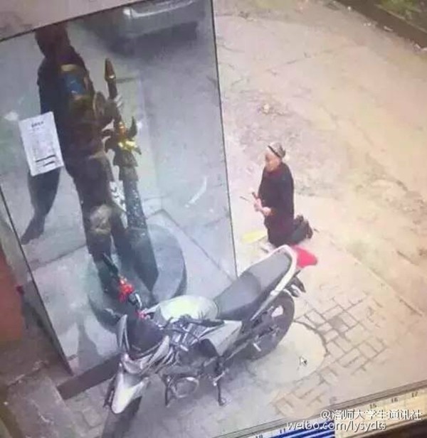 Cụ bà quỳ lạy trước nhân vật game vì tưởng là thần ảnh 1