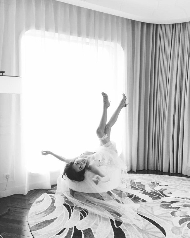 Siêu mẫu Ngọc Thúy tung ảnh cưới nội y nóng bỏng lên xe hoa lần 2 ảnh 6